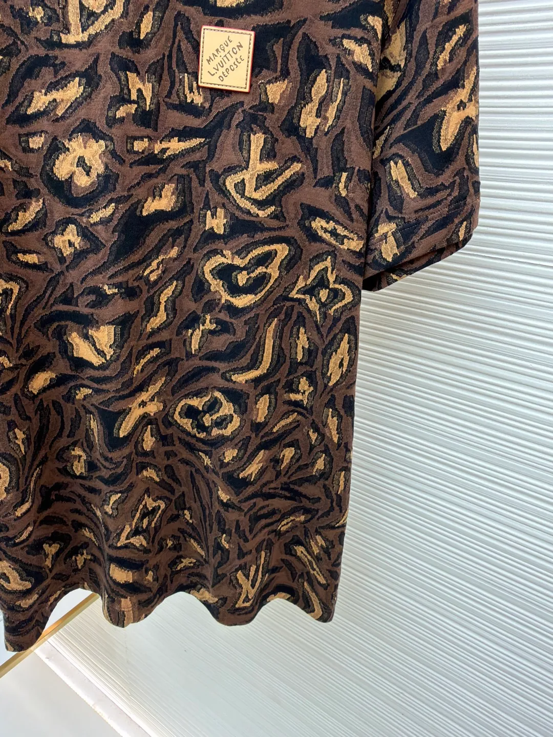 LOUIS VUITTON leopard print jacquard T-shirt ●Original version: 11100 purchased and developed ●Item number: 1682343-A65 ●Fabric: cotton fabric ●Technology: jacquard production ●Color: leopard print ●Version: fitted version ●Weight: about 190 grams ●Size: XS-S-M-L ●Description: The fabric is custom-woven for 40 seconds of combed cotton flying thread jacquard knitted fabric. The jacquard device is made according to the YB finishing point. First, a 28-cylinder flying thread jacquard machine is used to position the full-width jacquard to weave the embryonic fabric. The yarn is tightly spun and dyed in 4 groups of yarns. The finished product is destroyed and the embryo base is cut by machine. Thread, the loss rate is as high as 50%, and the cost of 1000kg base embryo is less than 600kg, so the cost increases sharply. Later, it is washed and shaped with high temperature to ensure that the pattern is positioned the same as YB. The pattern is positioned and cut by hand, the lettering table is customized, and the work is finished with positioning and sewing, and specific three-mark washing. The overall wiring is straight and delicate, the fabric is comfortable and soft, and the color is consistent without color difference. It can be matched with the same style to create a fashionable look and control various occasions. Customized accessories, complete with three standards, same style for men and women!